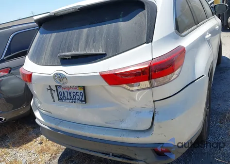 2018 Toyota Highlander Le z USA, uszkodzony, nr VIN 5TDZARFH8JS033218